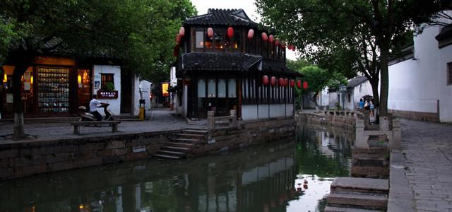 男子晕倒路边，女子跪地紧急施救，遇到这种状况该如何处理？